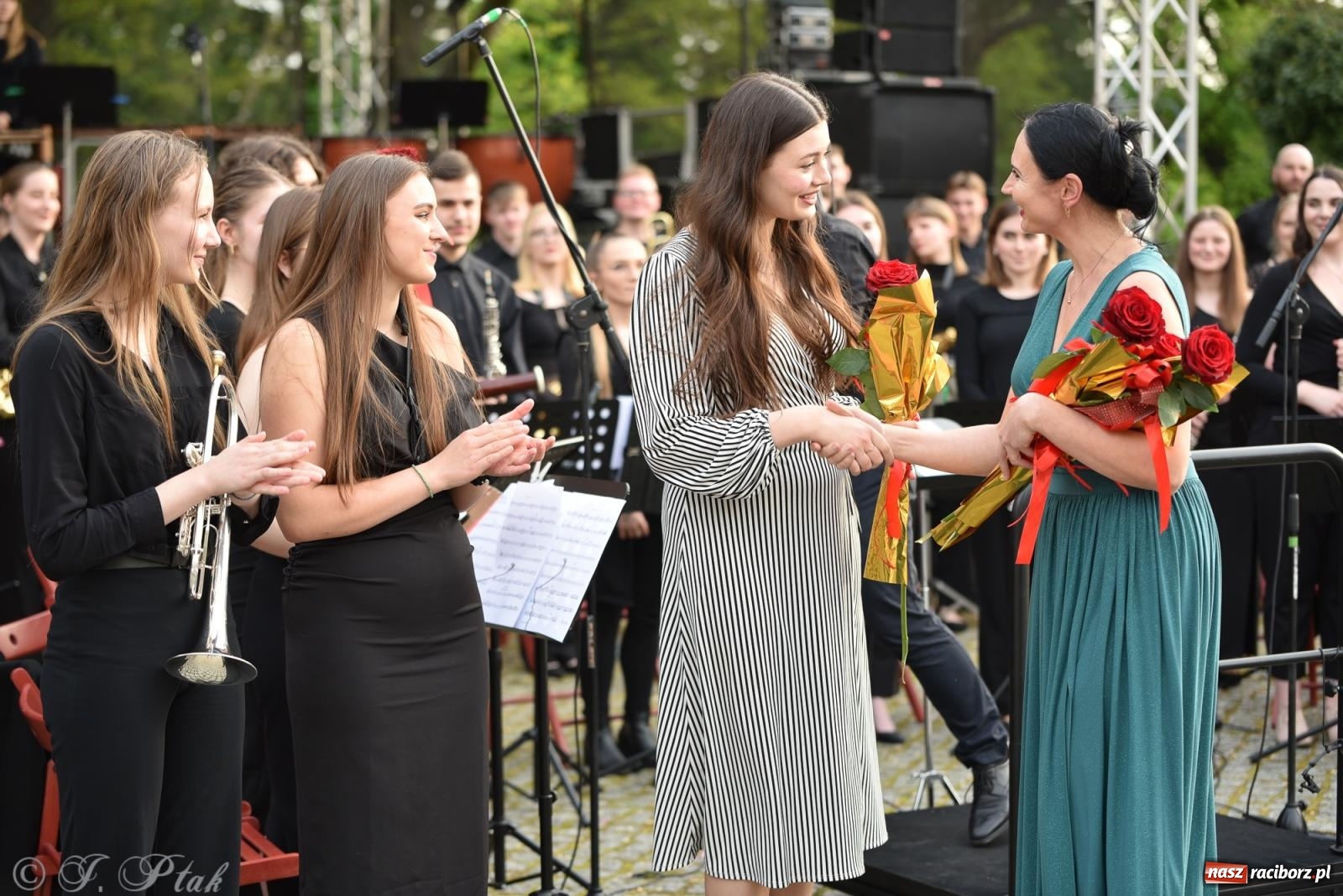 Zdjęcie w galerii na portalu naszraciborz.pl: Plenerowy koncert muzyki filmowej na zamkowym dziedzińcu wiadomości z regionu