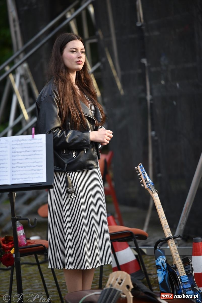 Zdjęcie w galerii na portalu naszraciborz.pl: Plenerowy koncert muzyki filmowej na zamkowym dziedzińcu wiadomości z regionu