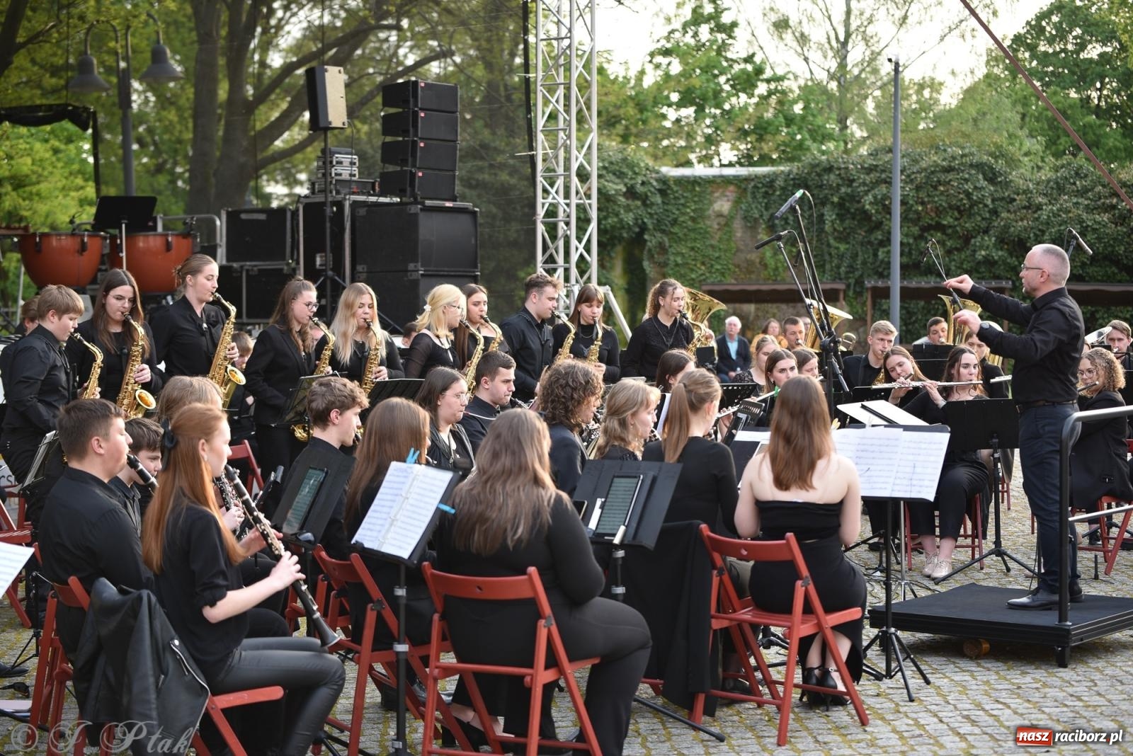 Zdjęcie w galerii na portalu naszraciborz.pl: Plenerowy koncert muzyki filmowej na zamkowym dziedzińcu wiadomości z regionu
