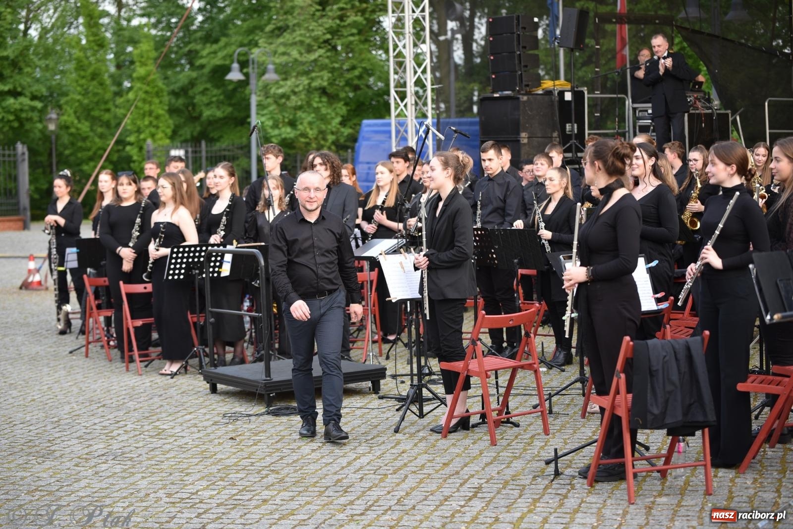 Zdjęcie w galerii na portalu naszraciborz.pl: Plenerowy koncert muzyki filmowej na zamkowym dziedzińcu wiadomości z regionu