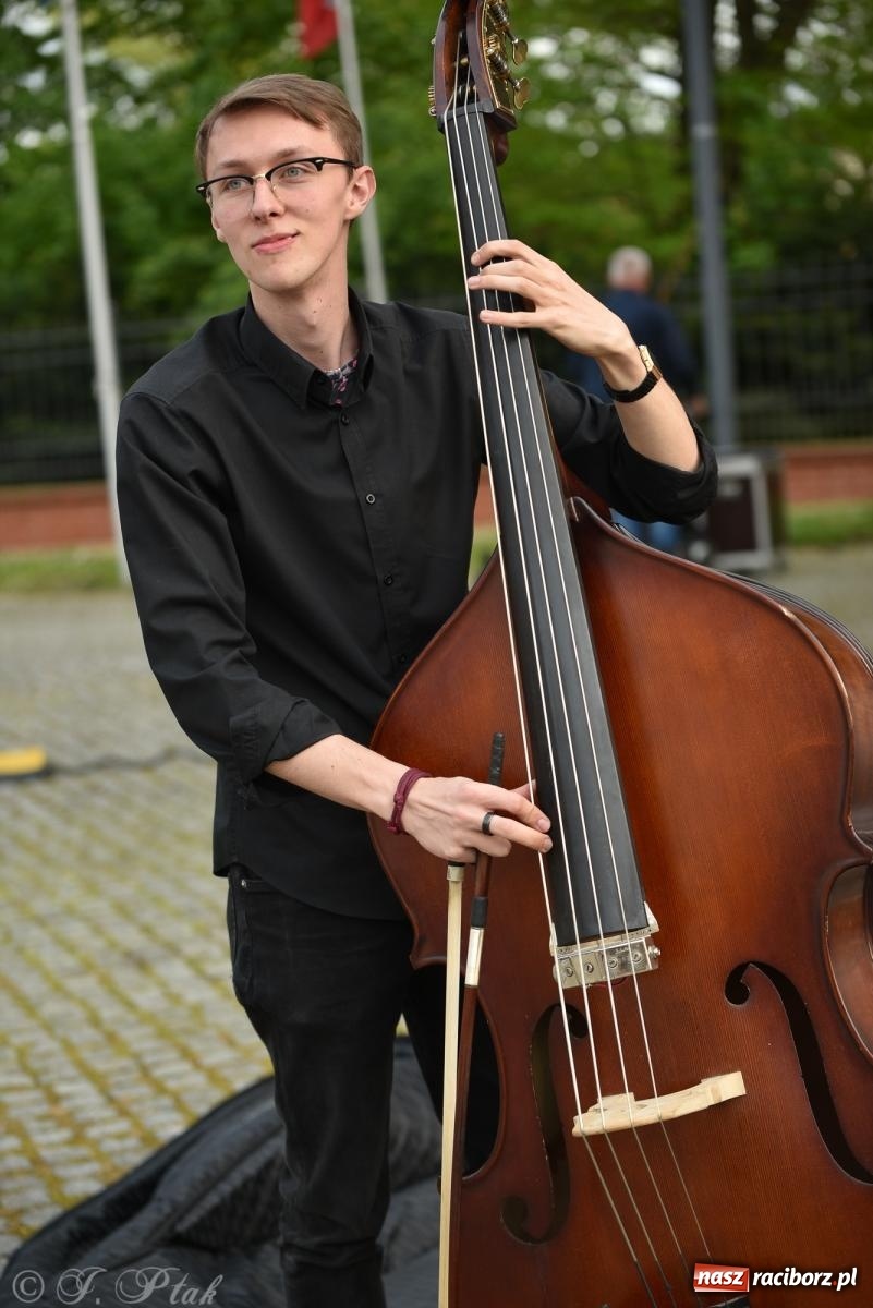 Zdjęcie w galerii na portalu naszraciborz.pl: Plenerowy koncert muzyki filmowej na zamkowym dziedzińcu wiadomości z regionu