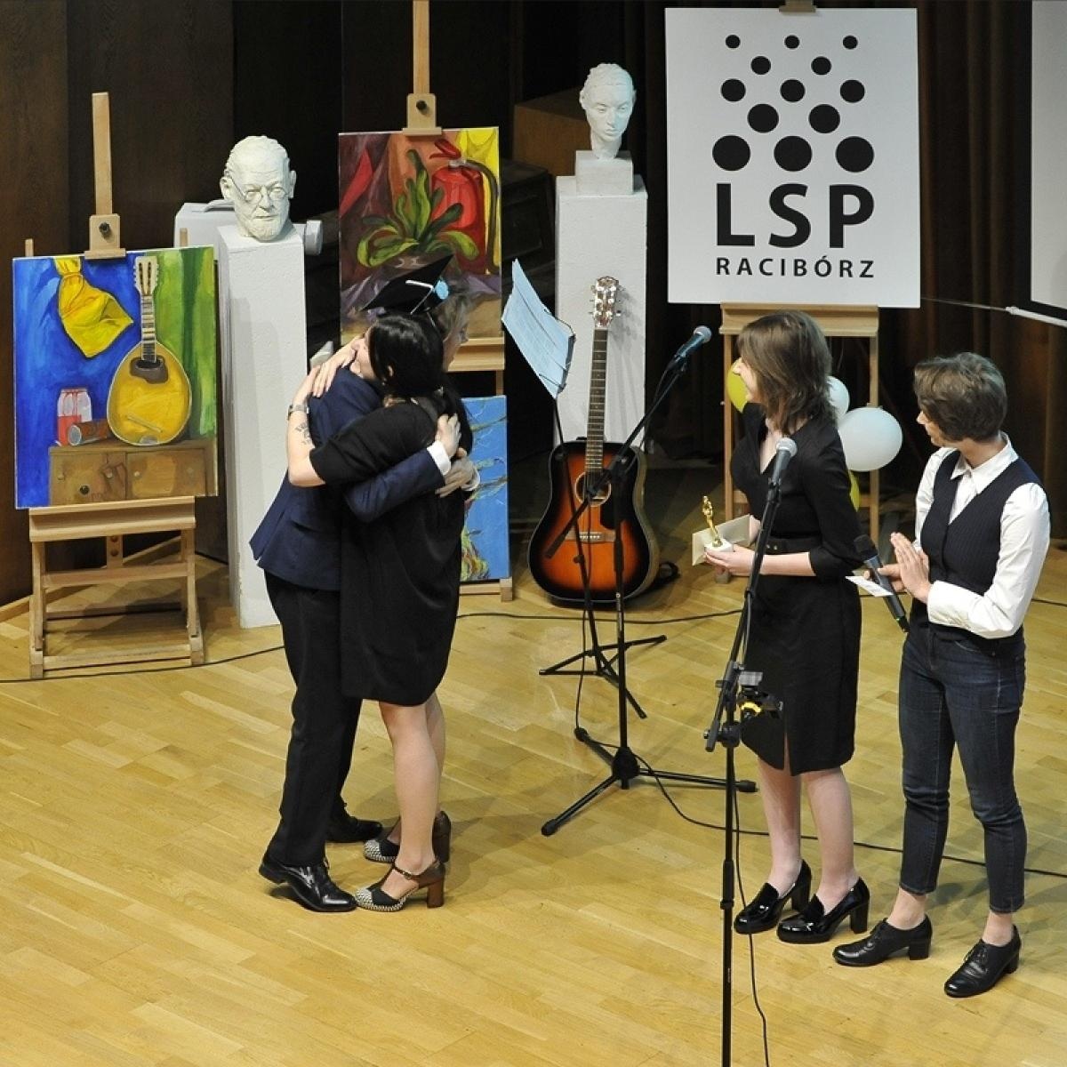 Zdjęcie w galerii na portalu naszraciborz.pl: ZSO nr 1 w Raciborzu – pożegnanie maturzystów! wiadomości z regionu