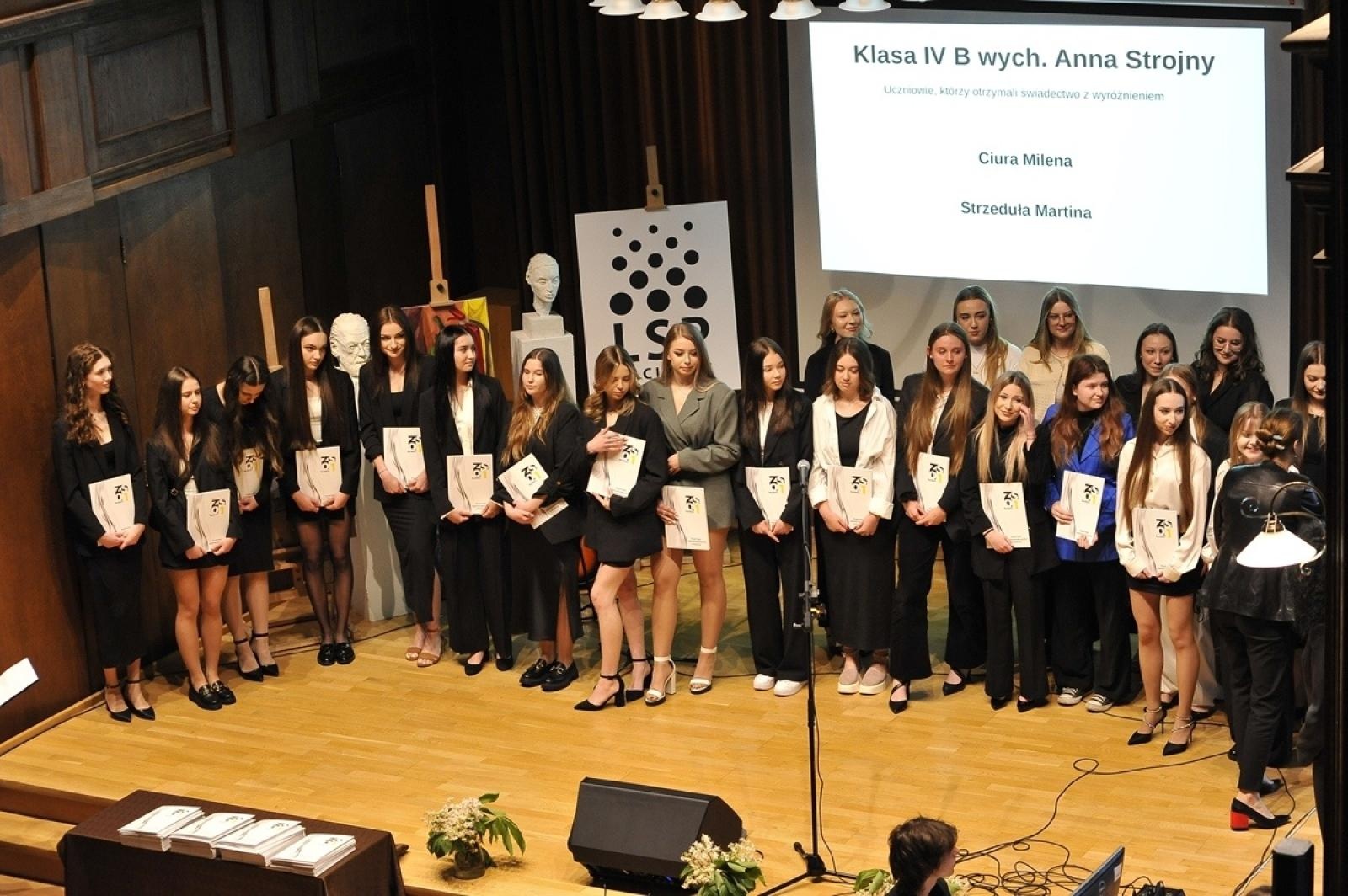 Zdjęcie w galerii na portalu naszraciborz.pl: ZSO nr 1 w Raciborzu – pożegnanie maturzystów! wiadomości z regionu