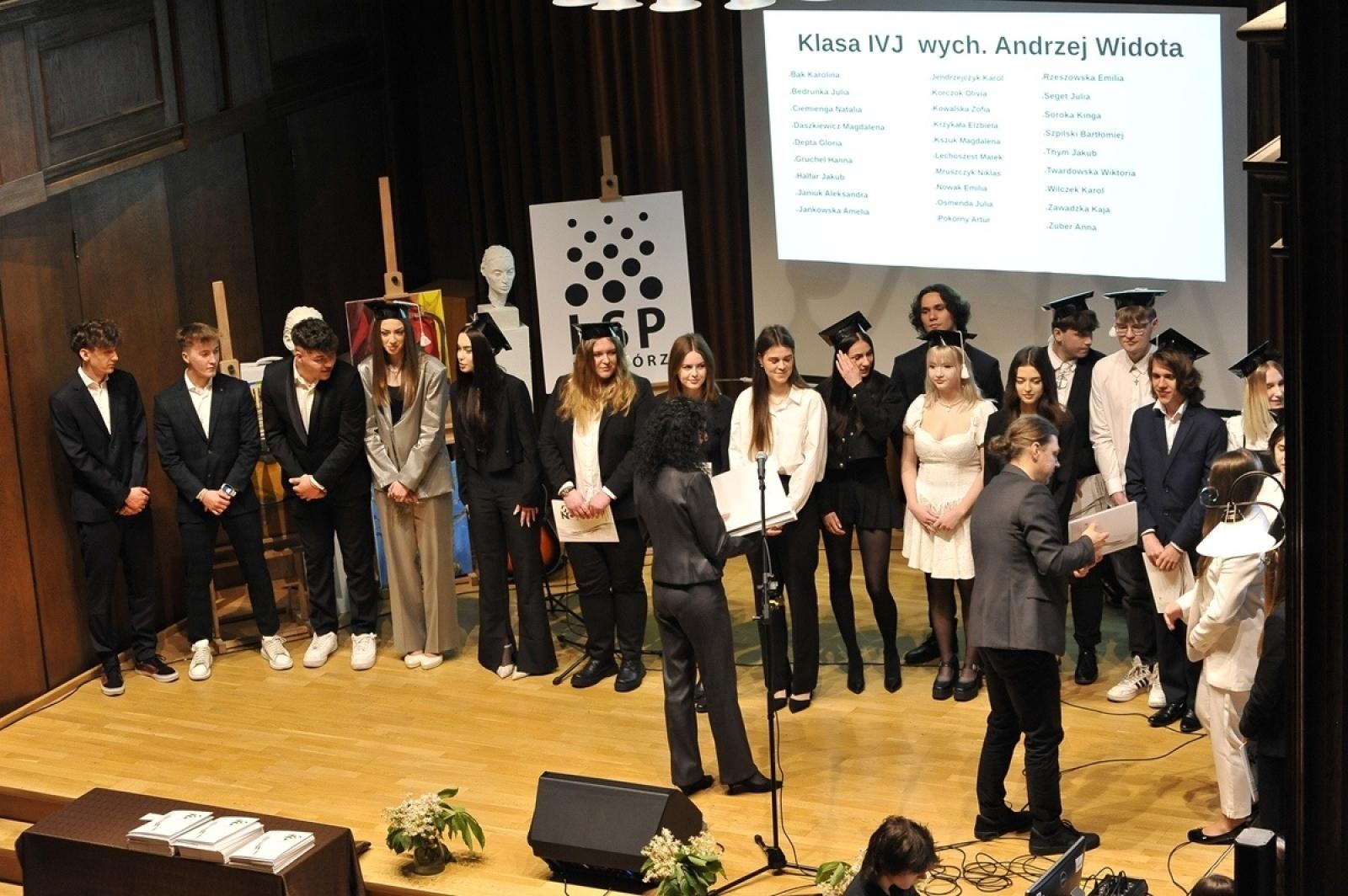 Zdjęcie w galerii na portalu naszraciborz.pl: ZSO nr 1 w Raciborzu – pożegnanie maturzystów! wiadomości z regionu