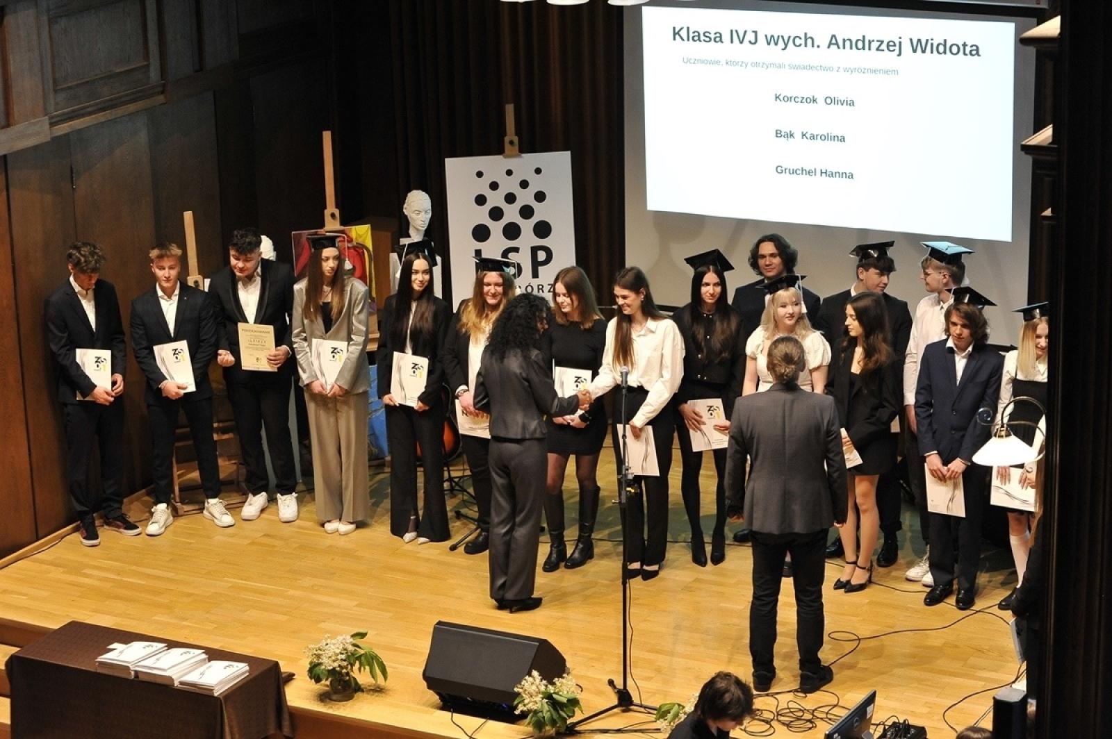 Zdjęcie w galerii na portalu naszraciborz.pl: ZSO nr 1 w Raciborzu – pożegnanie maturzystów! wiadomości z regionu