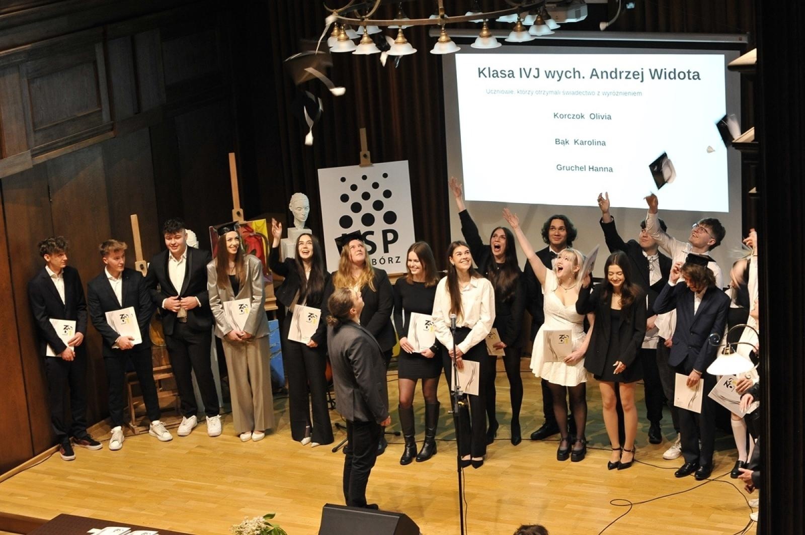 Zdjęcie w galerii na portalu naszraciborz.pl: ZSO nr 1 w Raciborzu – pożegnanie maturzystów! wiadomości z regionu