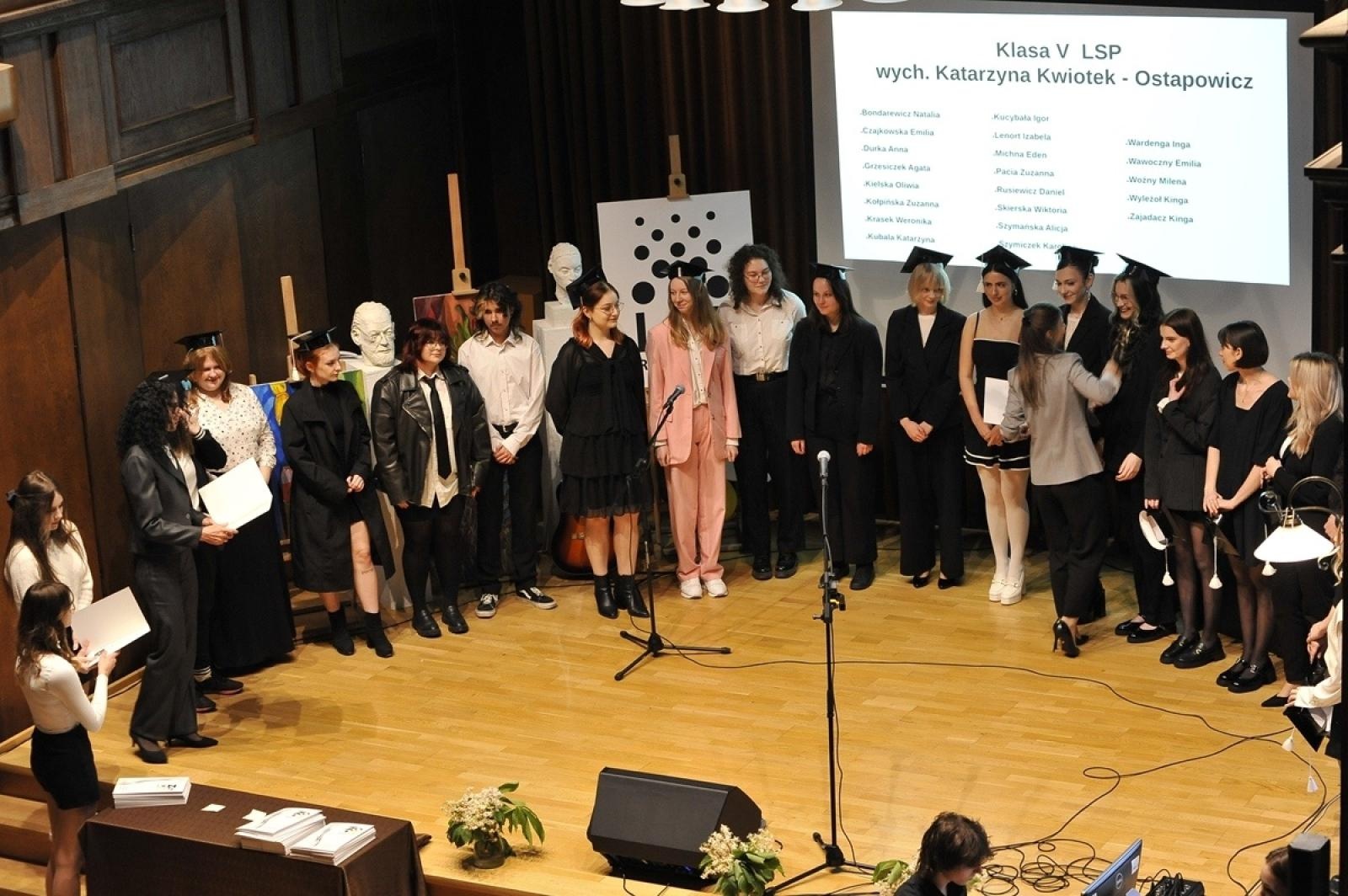 Zdjęcie w galerii na portalu naszraciborz.pl: ZSO nr 1 w Raciborzu – pożegnanie maturzystów! wiadomości z regionu