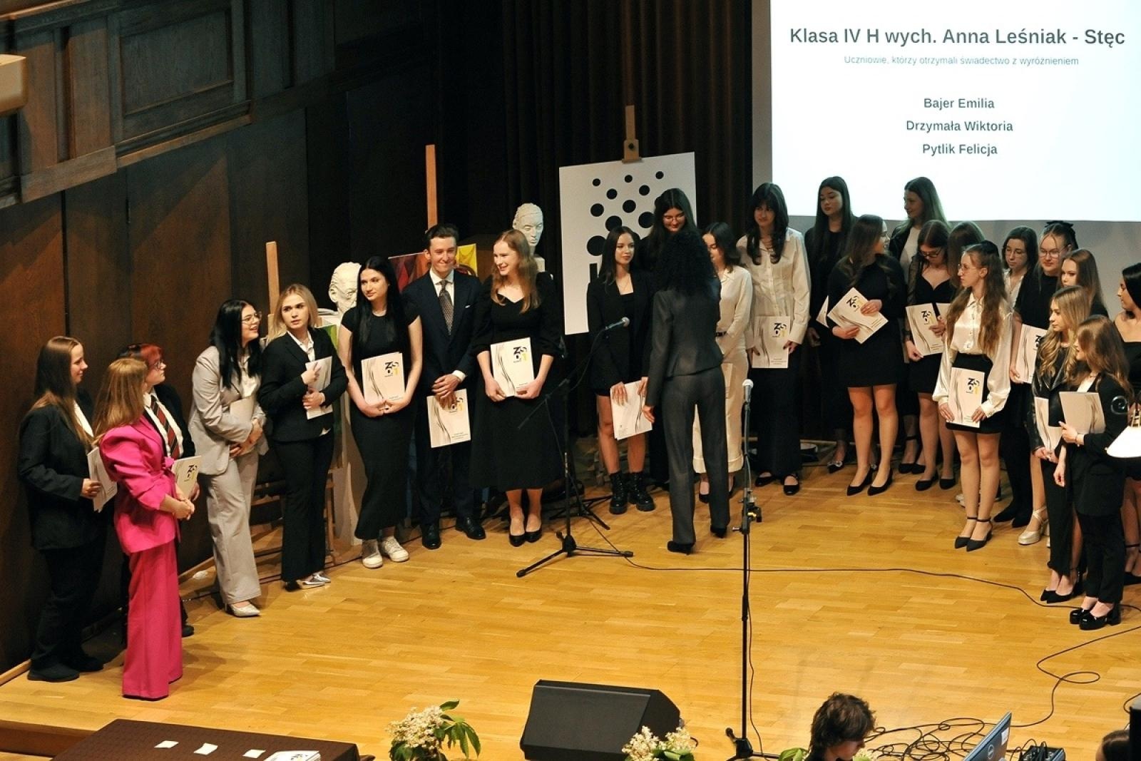 Zdjęcie w galerii na portalu naszraciborz.pl: ZSO nr 1 w Raciborzu – pożegnanie maturzystów! wiadomości z regionu