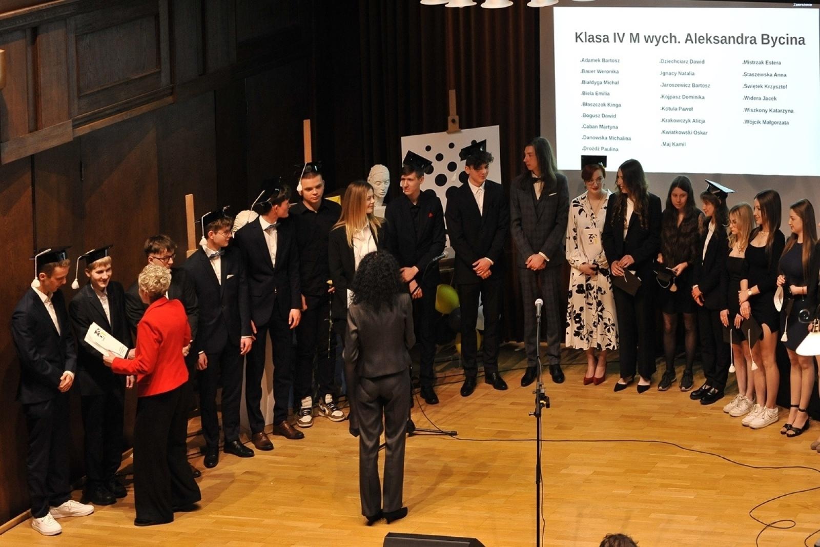 Zdjęcie w galerii na portalu naszraciborz.pl: ZSO nr 1 w Raciborzu – pożegnanie maturzystów! wiadomości z regionu