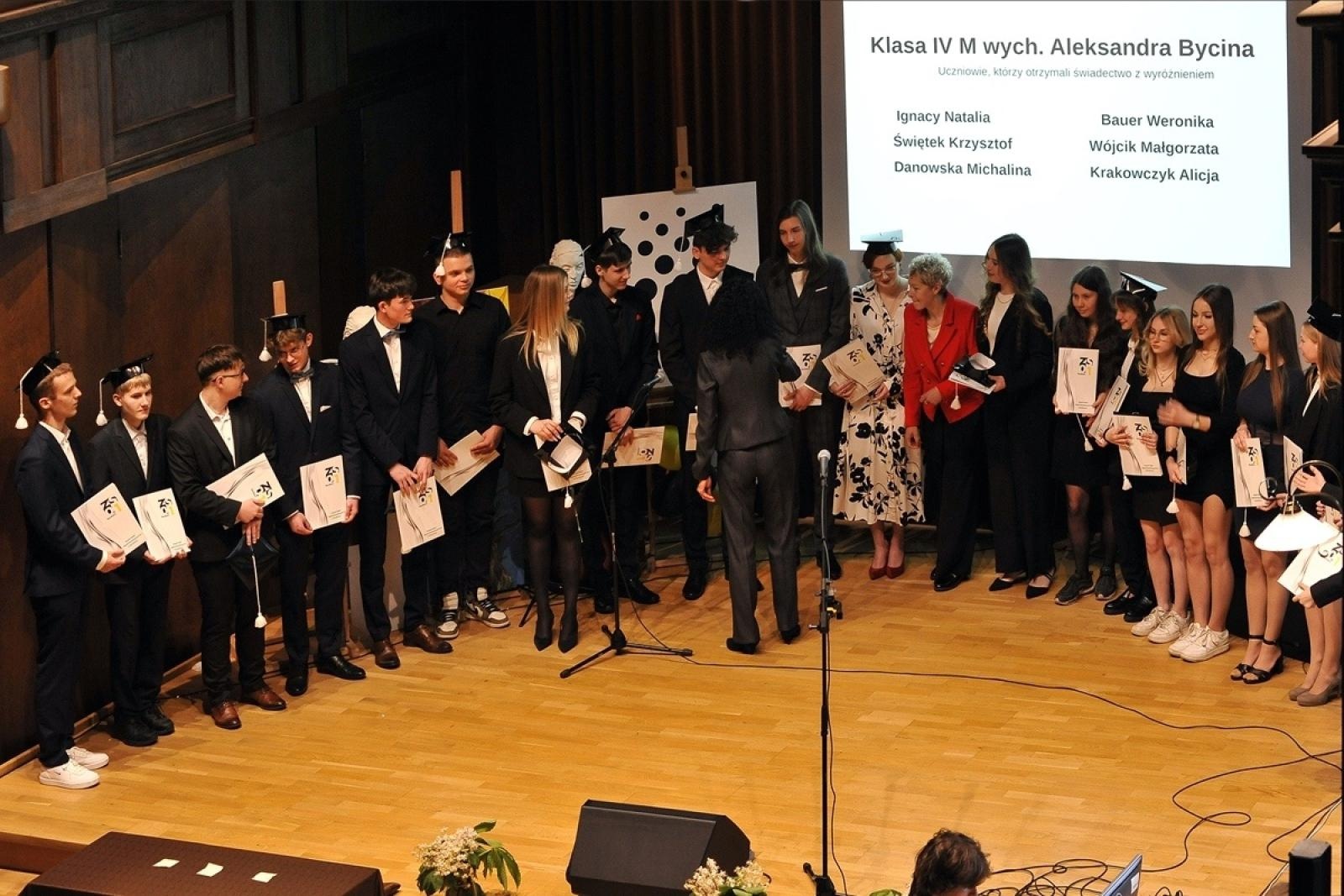 Zdjęcie w galerii na portalu naszraciborz.pl: ZSO nr 1 w Raciborzu – pożegnanie maturzystów! wiadomości z regionu