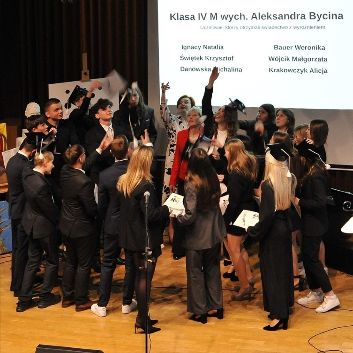 Zdjęcie w galerii na portalu naszraciborz.pl: ZSO nr 1 w Raciborzu – pożegnanie maturzystów! wiadomości z regionu