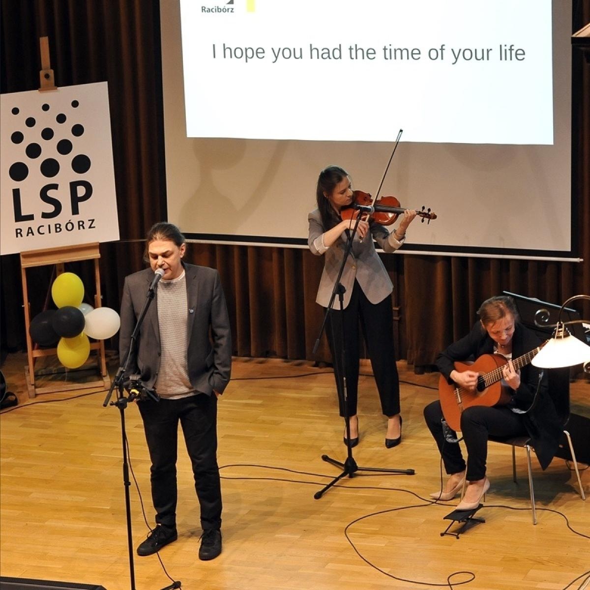 Zdjęcie w galerii na portalu naszraciborz.pl: ZSO nr 1 w Raciborzu – pożegnanie maturzystów! wiadomości z regionu