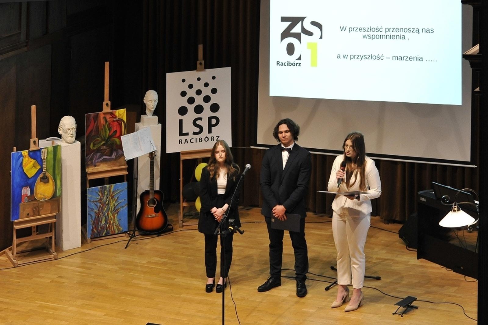 Zdjęcie w galerii na portalu naszraciborz.pl: ZSO nr 1 w Raciborzu – pożegnanie maturzystów! wiadomości z regionu