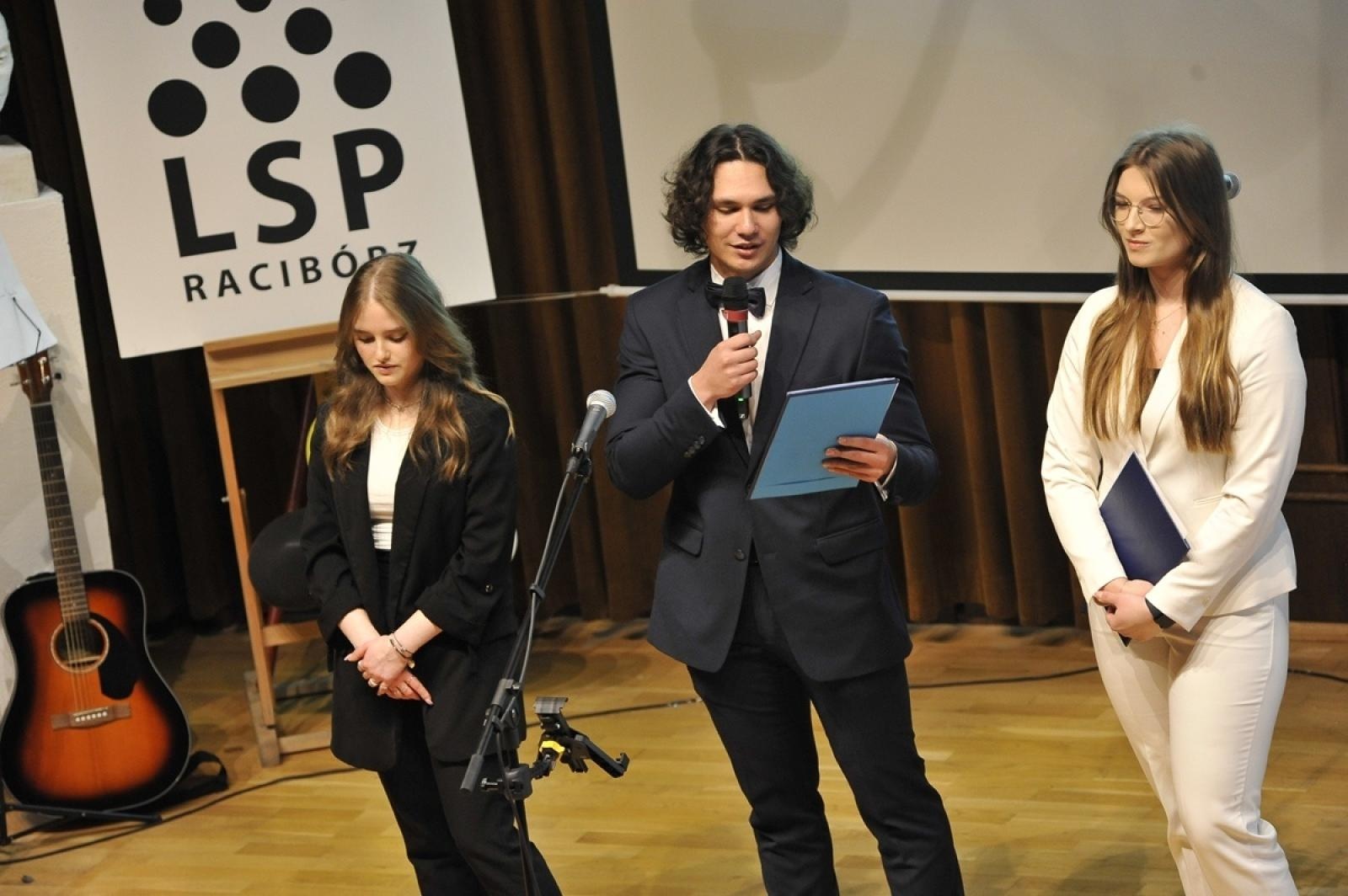 Zdjęcie w galerii na portalu naszraciborz.pl: ZSO nr 1 w Raciborzu – pożegnanie maturzystów! wiadomości z regionu