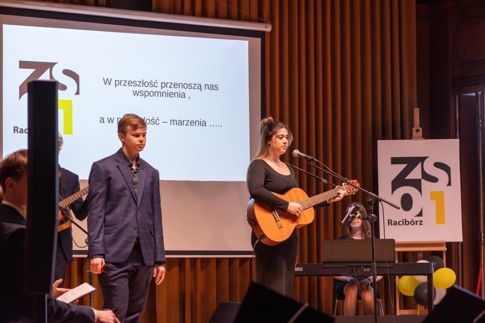 Zdjęcie w galerii na portalu naszraciborz.pl: ZSO nr 1 w Raciborzu – pożegnanie maturzystów! wiadomości z regionu