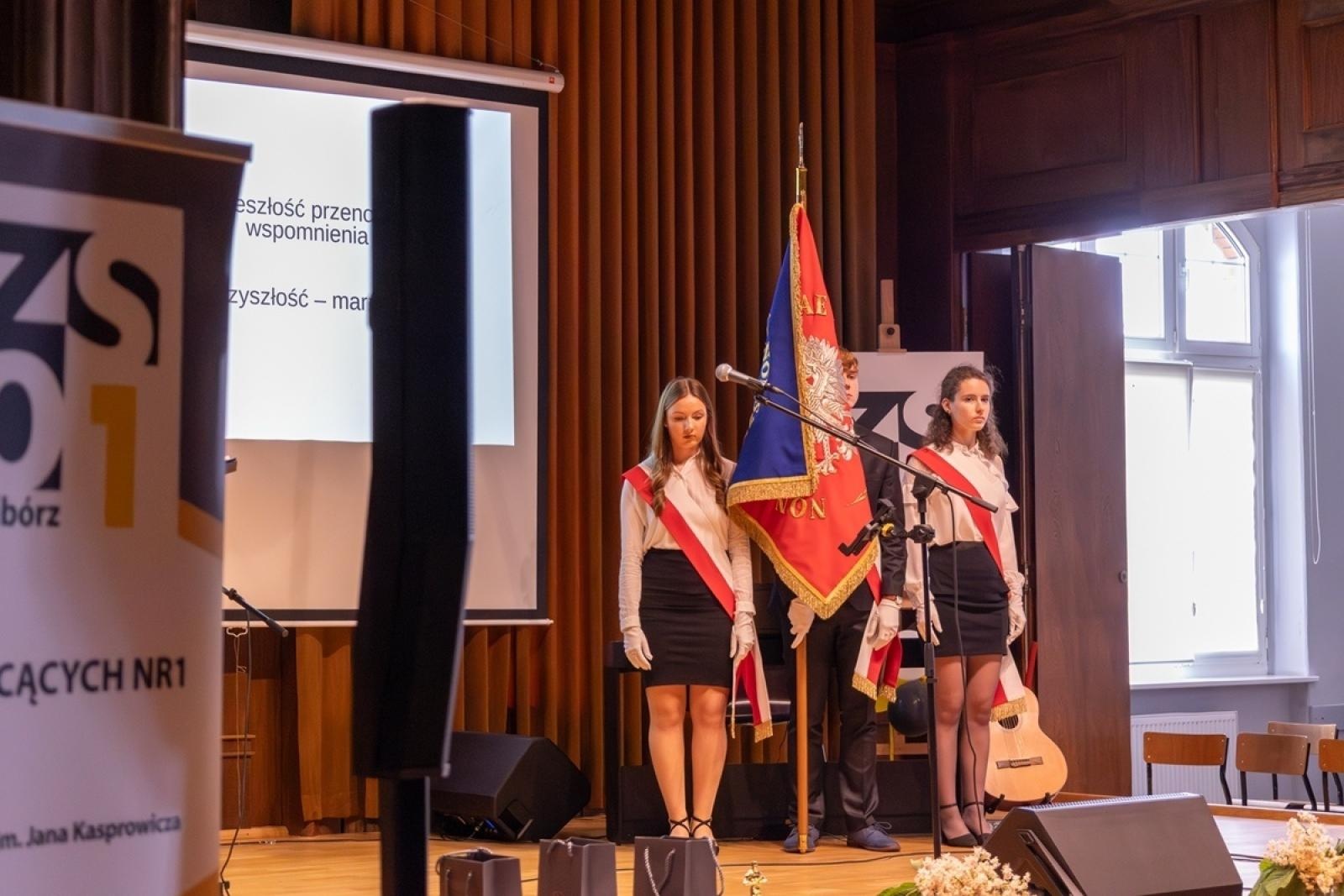 Zdjęcie w galerii na portalu naszraciborz.pl: ZSO nr 1 w Raciborzu – pożegnanie maturzystów! wiadomości z regionu