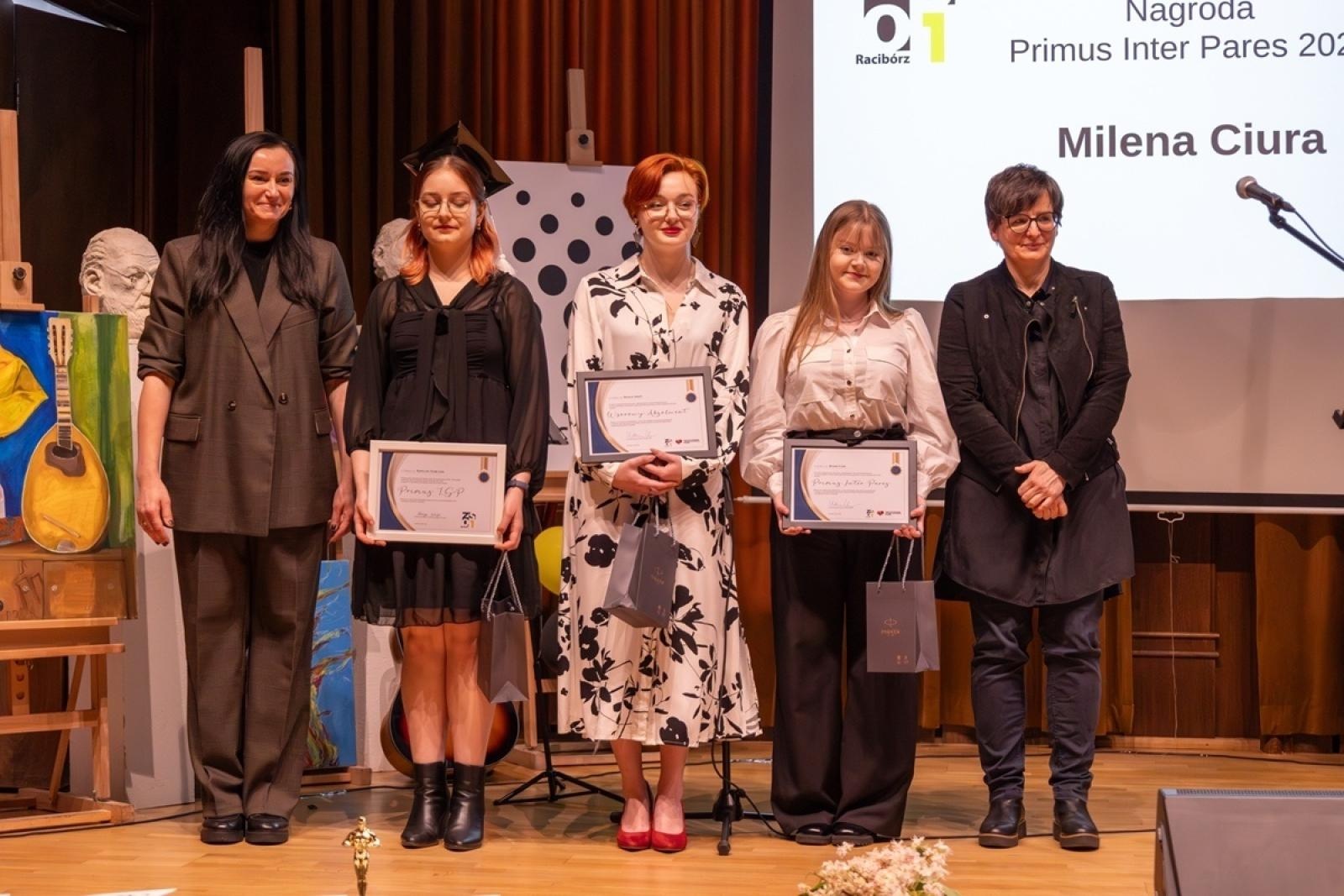 Zdjęcie w galerii na portalu naszraciborz.pl: ZSO nr 1 w Raciborzu – pożegnanie maturzystów! wiadomości z regionu