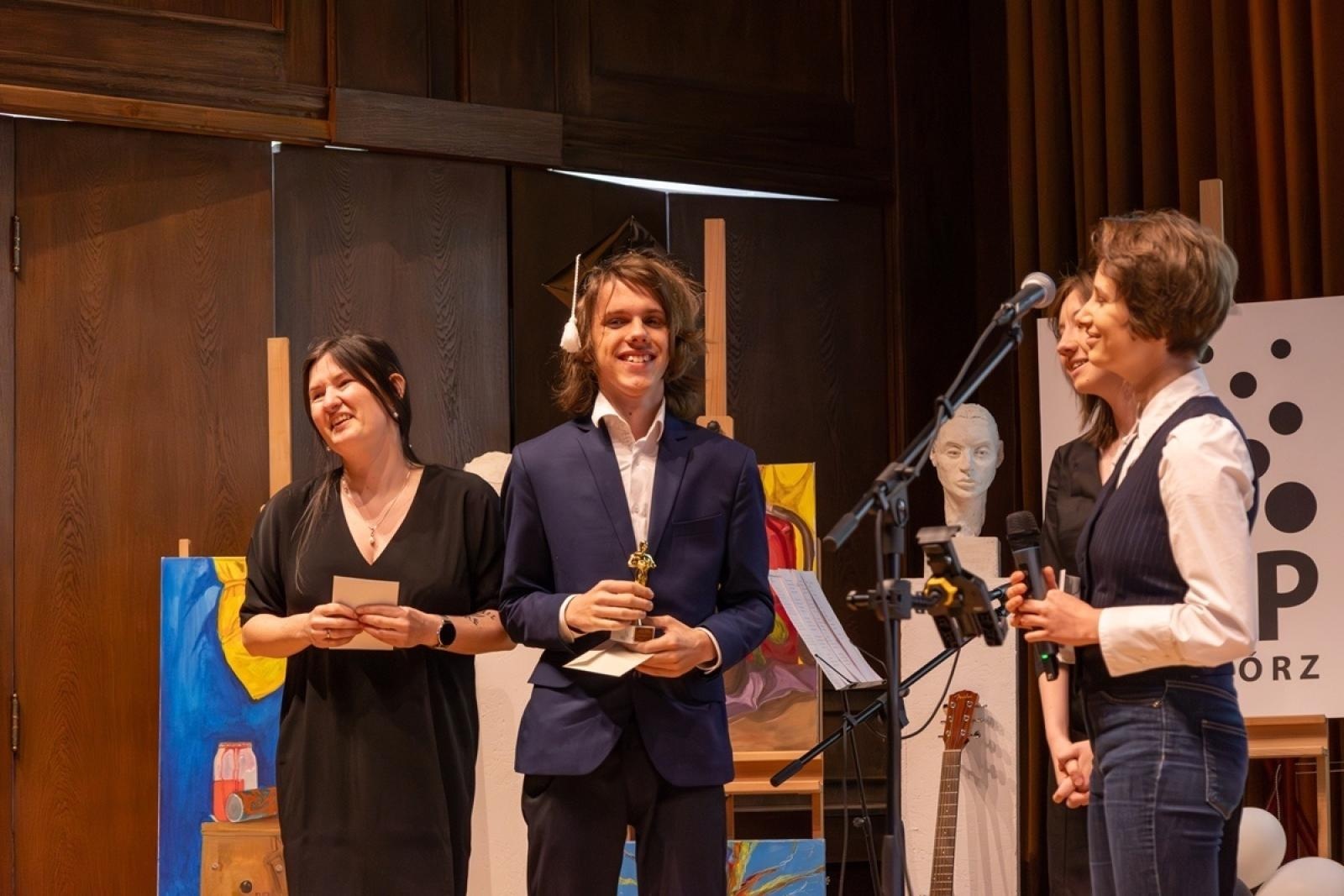 Zdjęcie w galerii na portalu naszraciborz.pl: ZSO nr 1 w Raciborzu – pożegnanie maturzystów! wiadomości z regionu