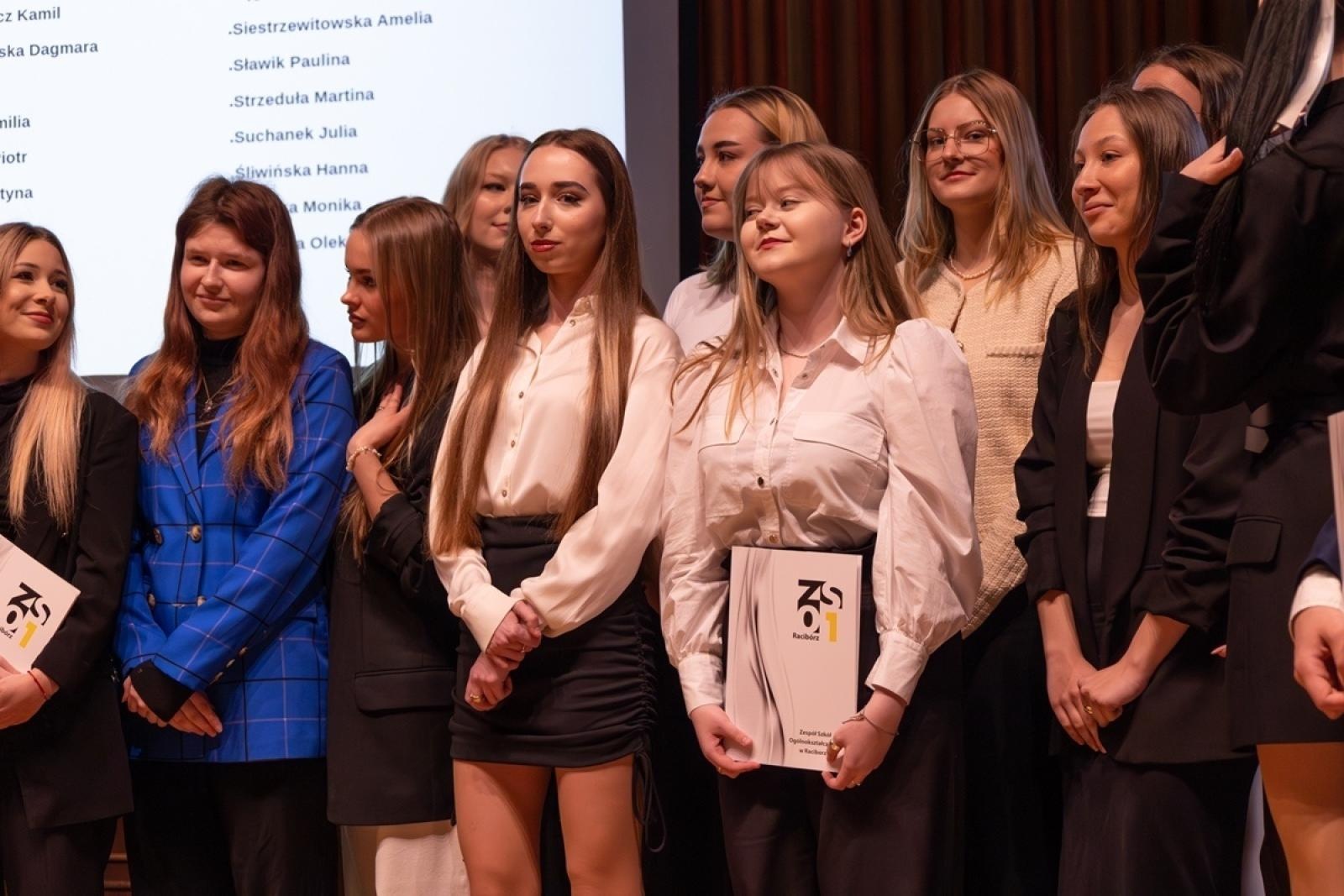 Zdjęcie w galerii na portalu naszraciborz.pl: ZSO nr 1 w Raciborzu – pożegnanie maturzystów! wiadomości z regionu