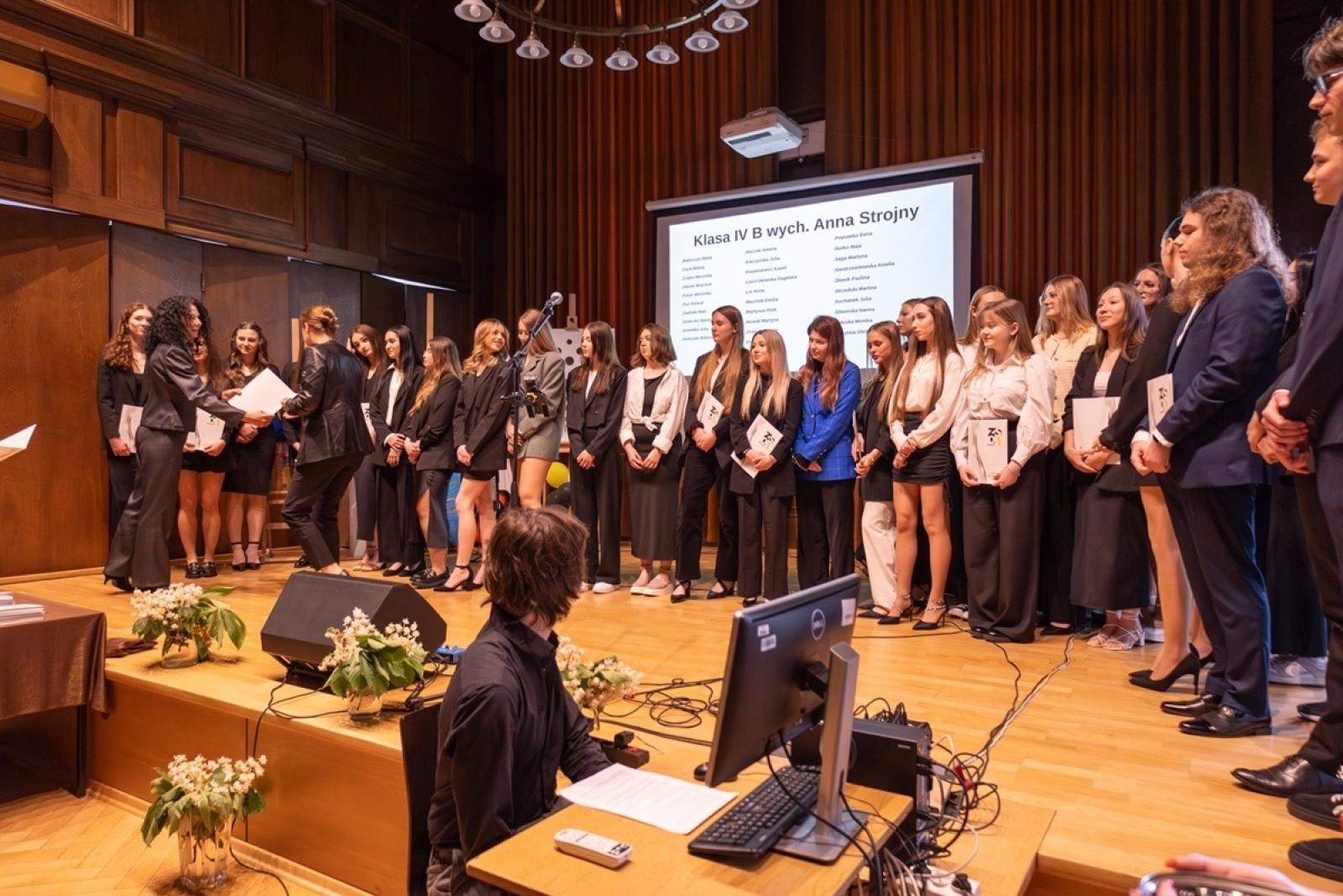 Zdjęcie w galerii na portalu naszraciborz.pl: ZSO nr 1 w Raciborzu – pożegnanie maturzystów! wiadomości z regionu