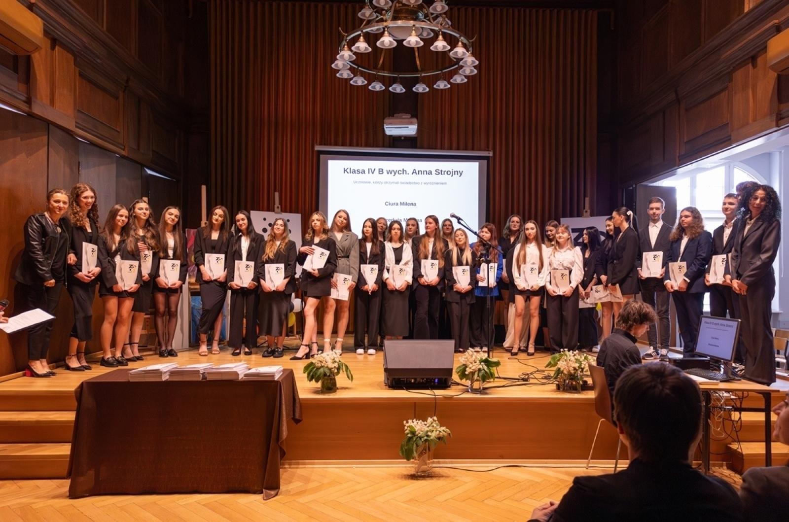 Zdjęcie w galerii na portalu naszraciborz.pl: ZSO nr 1 w Raciborzu – pożegnanie maturzystów! wiadomości z regionu