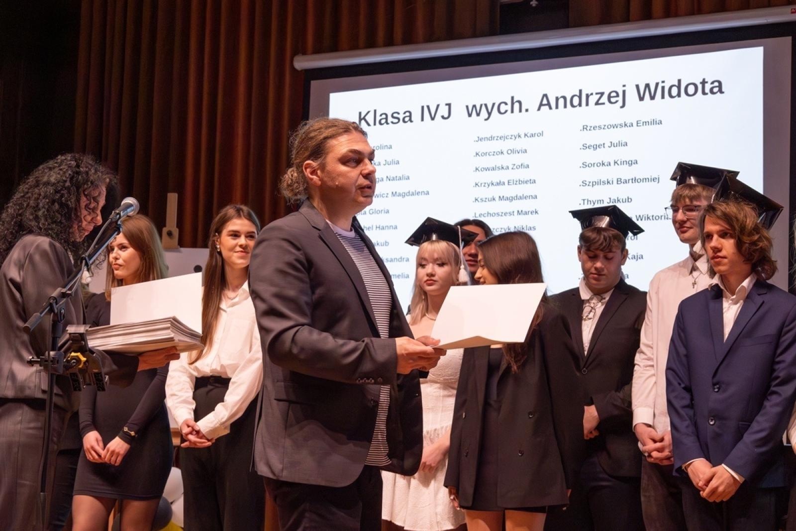 Zdjęcie w galerii na portalu naszraciborz.pl: ZSO nr 1 w Raciborzu – pożegnanie maturzystów! wiadomości z regionu