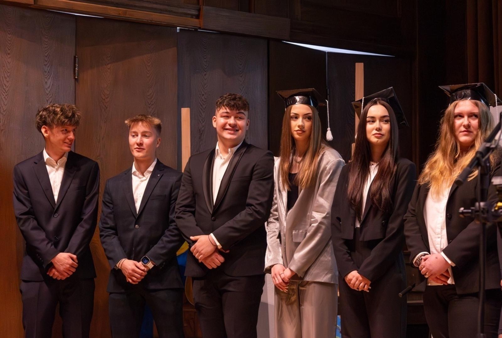 Zdjęcie w galerii na portalu naszraciborz.pl: ZSO nr 1 w Raciborzu – pożegnanie maturzystów! wiadomości z regionu