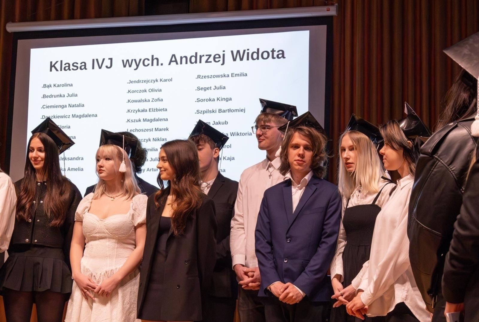 Zdjęcie w galerii na portalu naszraciborz.pl: ZSO nr 1 w Raciborzu – pożegnanie maturzystów! wiadomości z regionu