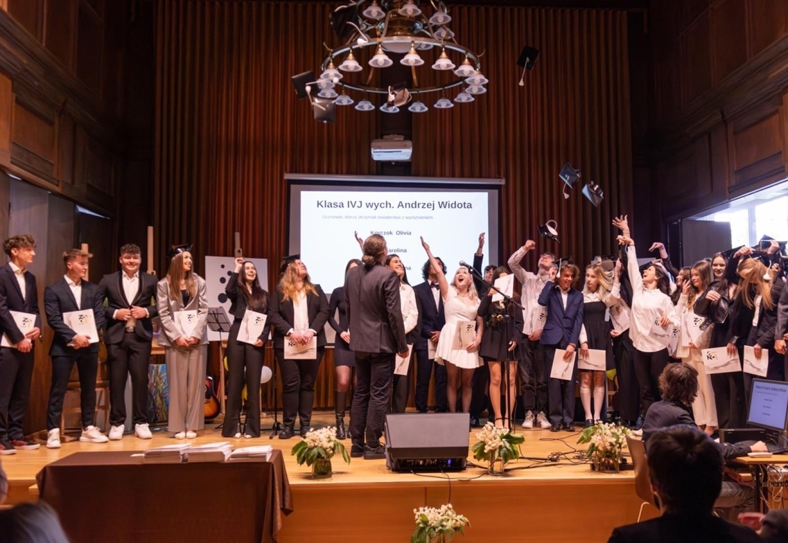 Zdjęcie w galerii na portalu naszraciborz.pl: ZSO nr 1 w Raciborzu – pożegnanie maturzystów! wiadomości z regionu