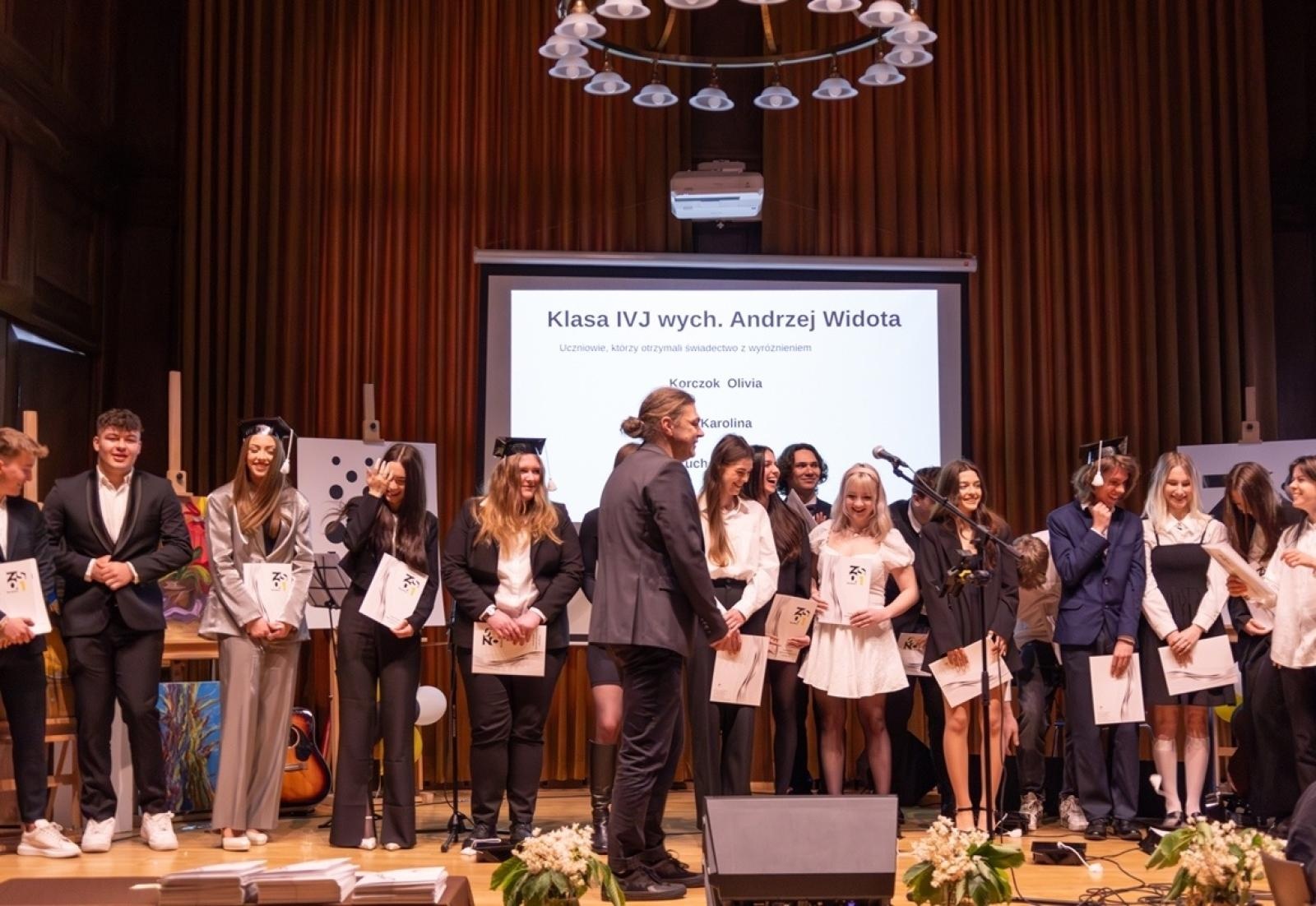 Zdjęcie w galerii na portalu naszraciborz.pl: ZSO nr 1 w Raciborzu – pożegnanie maturzystów! wiadomości z regionu