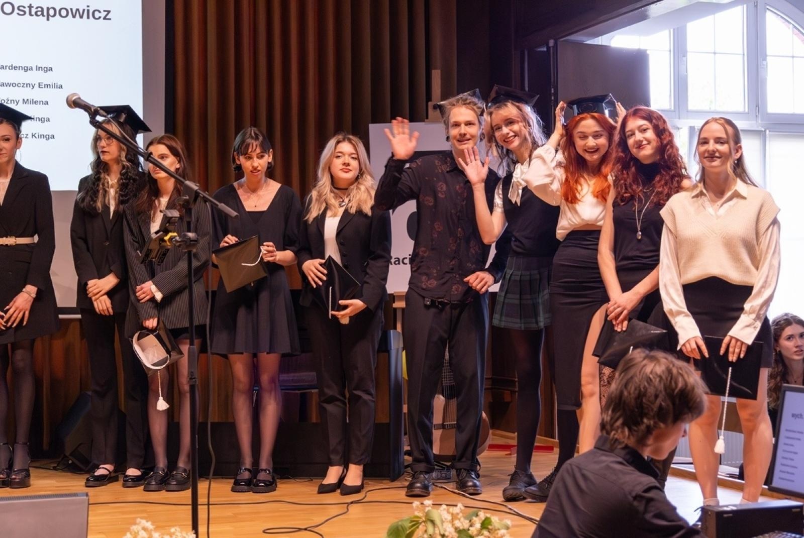 Zdjęcie w galerii na portalu naszraciborz.pl: ZSO nr 1 w Raciborzu – pożegnanie maturzystów! wiadomości z regionu