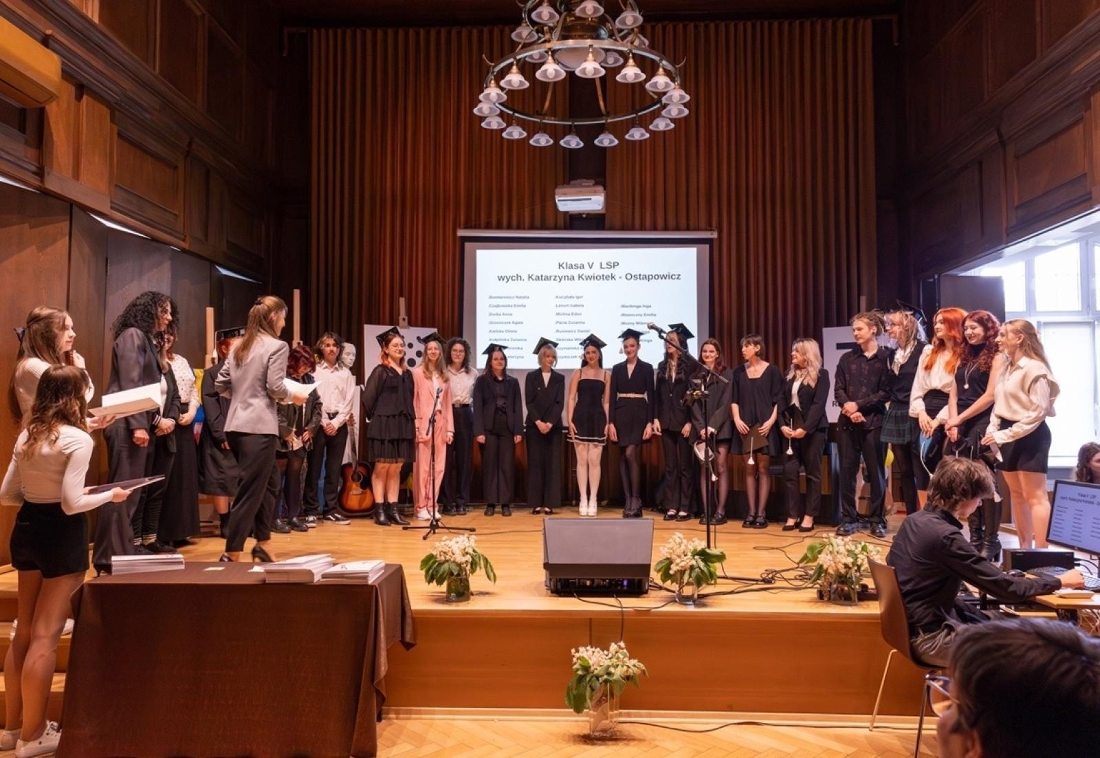 Zdjęcie w galerii na portalu naszraciborz.pl: ZSO nr 1 w Raciborzu – pożegnanie maturzystów! wiadomości z regionu