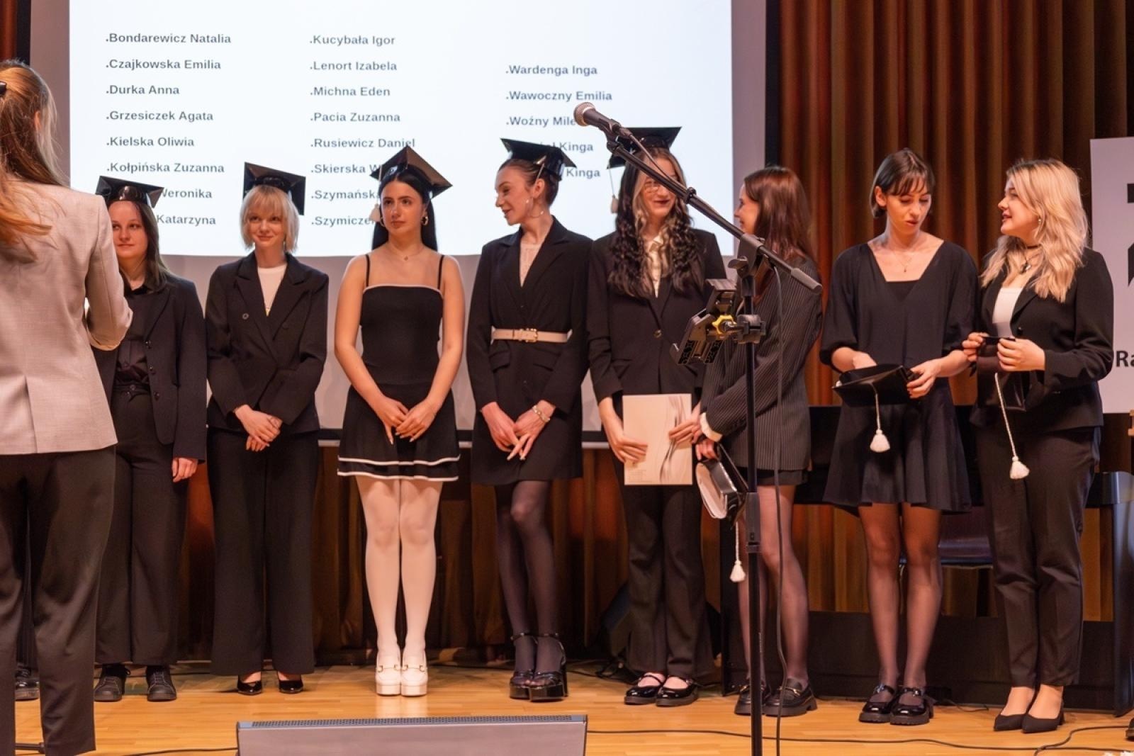 Zdjęcie w galerii na portalu naszraciborz.pl: ZSO nr 1 w Raciborzu – pożegnanie maturzystów! wiadomości z regionu