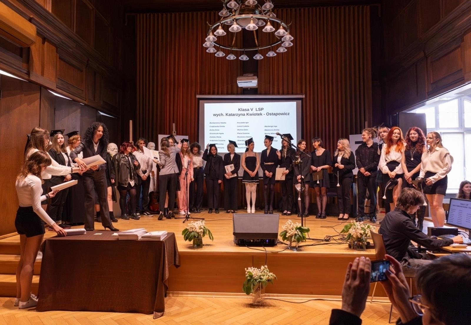 Zdjęcie w galerii na portalu naszraciborz.pl: ZSO nr 1 w Raciborzu – pożegnanie maturzystów! wiadomości z regionu