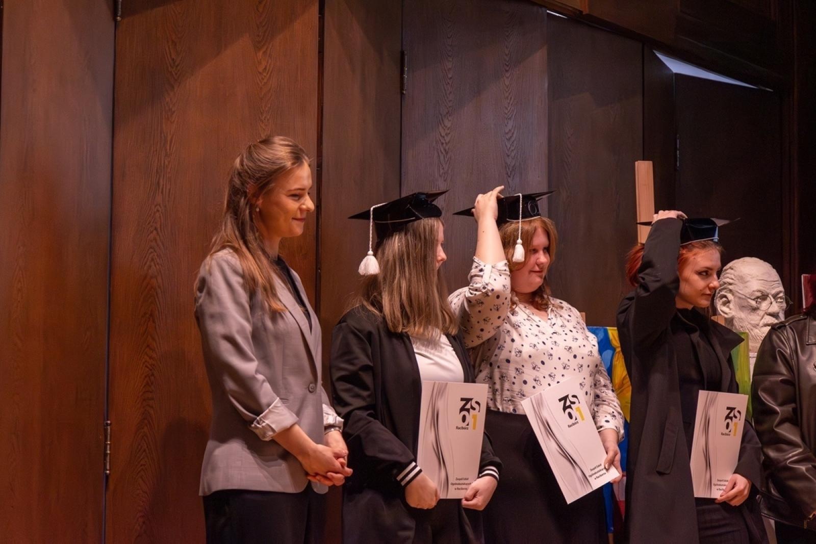 Zdjęcie w galerii na portalu naszraciborz.pl: ZSO nr 1 w Raciborzu – pożegnanie maturzystów! wiadomości z regionu