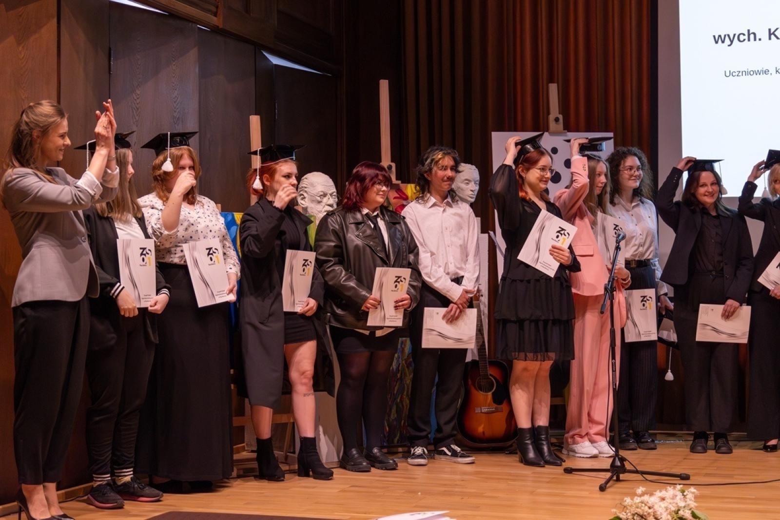 Zdjęcie w galerii na portalu naszraciborz.pl: ZSO nr 1 w Raciborzu – pożegnanie maturzystów! wiadomości z regionu