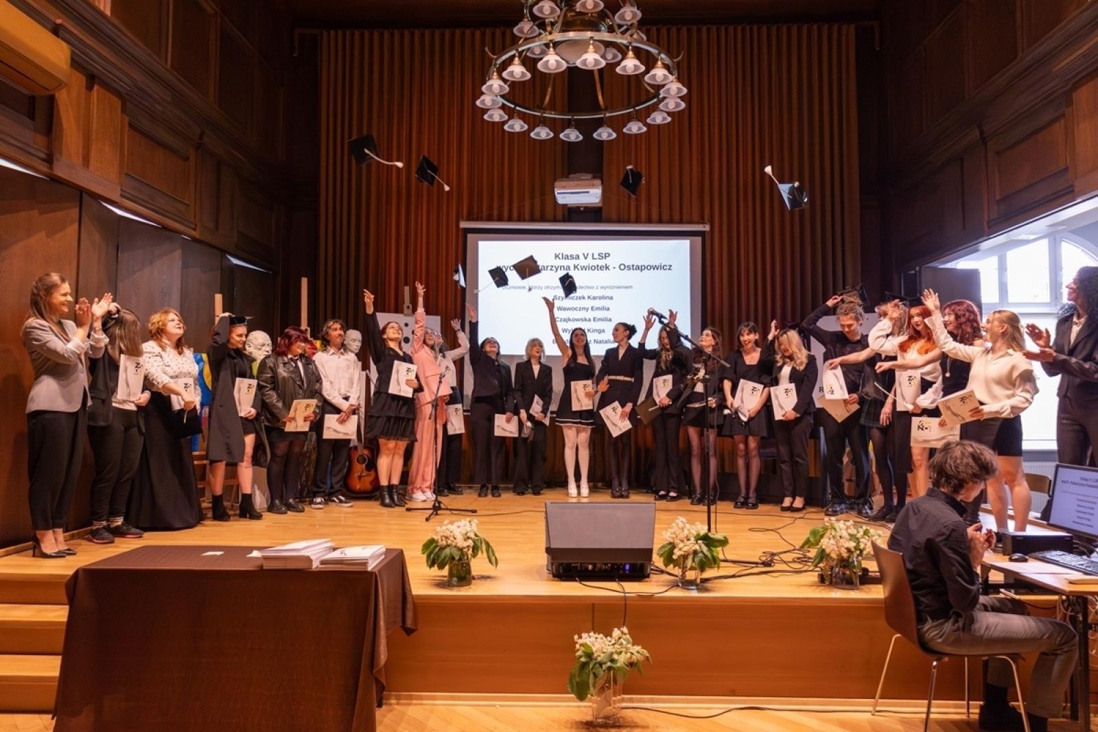 Zdjęcie w galerii na portalu naszraciborz.pl: ZSO nr 1 w Raciborzu – pożegnanie maturzystów! wiadomości z regionu