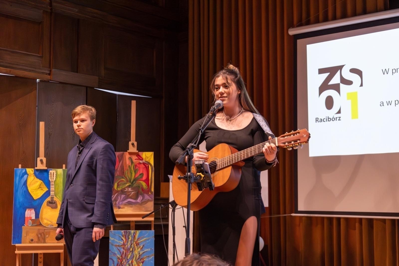 Zdjęcie w galerii na portalu naszraciborz.pl: ZSO nr 1 w Raciborzu – pożegnanie maturzystów! wiadomości z regionu