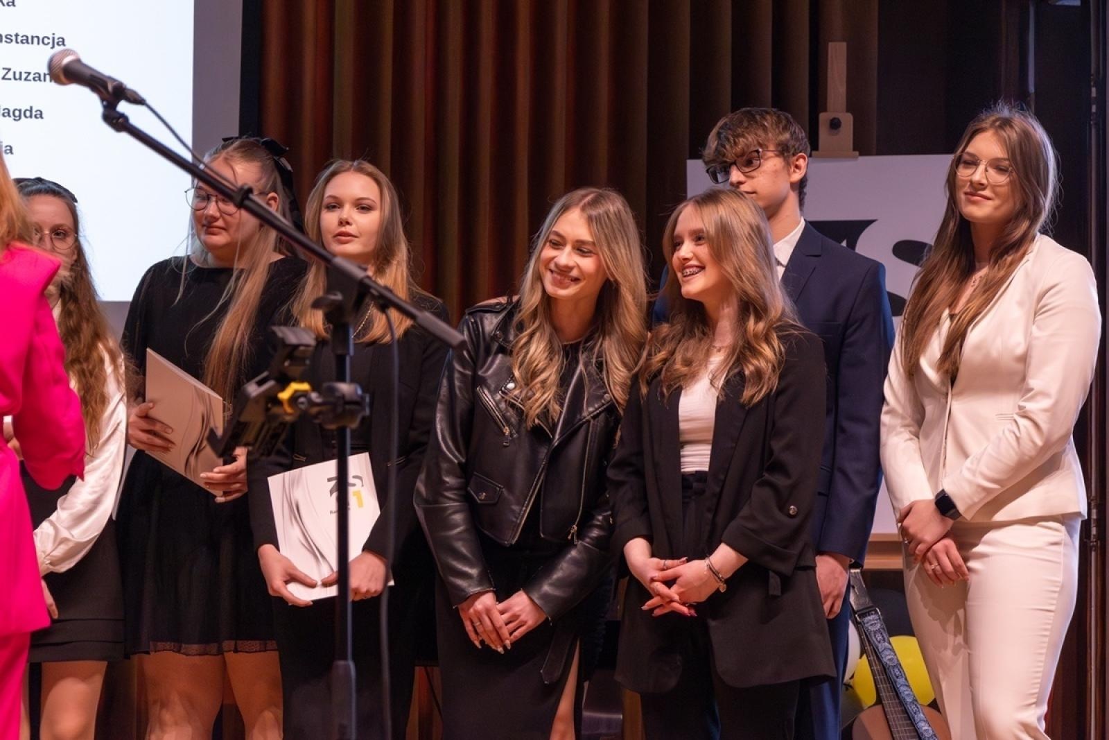 Zdjęcie w galerii na portalu naszraciborz.pl: ZSO nr 1 w Raciborzu – pożegnanie maturzystów! wiadomości z regionu