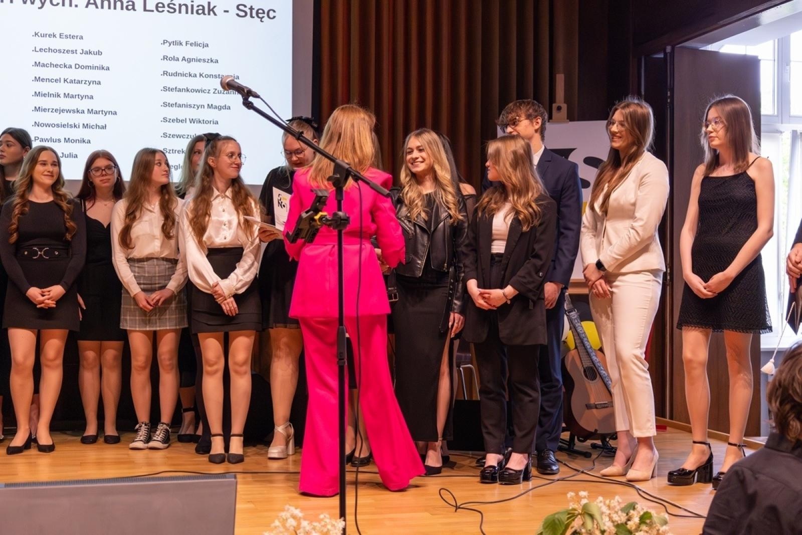 Zdjęcie w galerii na portalu naszraciborz.pl: ZSO nr 1 w Raciborzu – pożegnanie maturzystów! wiadomości z regionu