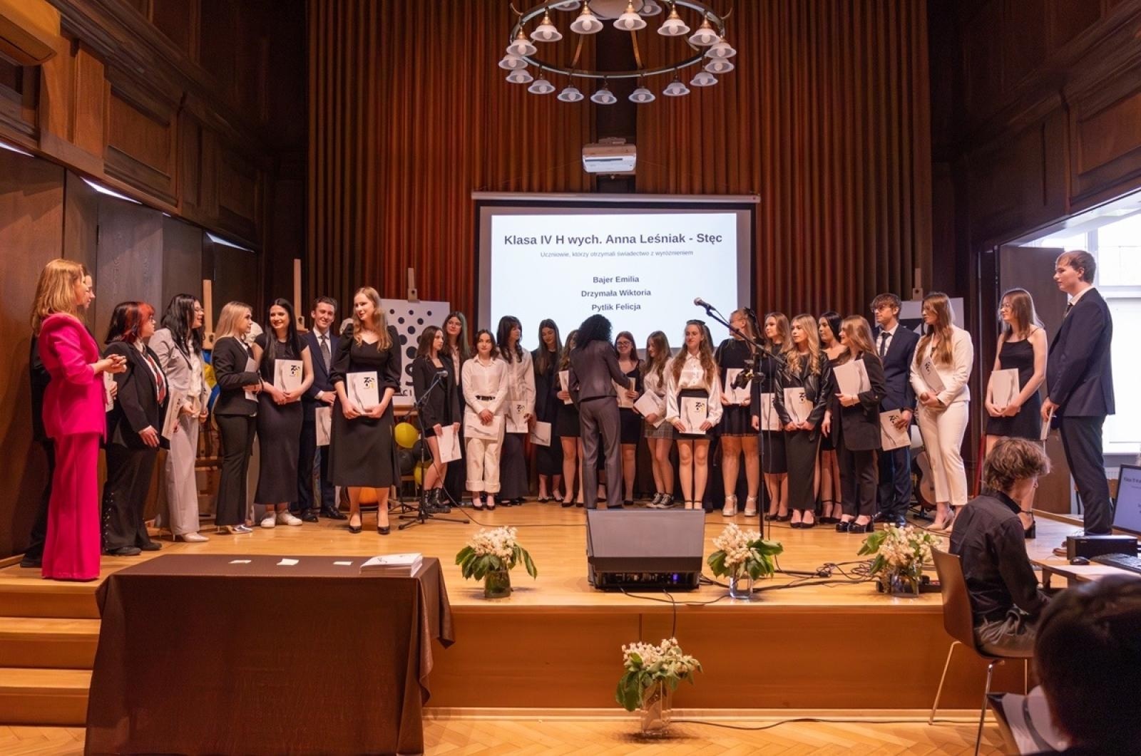 Zdjęcie w galerii na portalu naszraciborz.pl: ZSO nr 1 w Raciborzu – pożegnanie maturzystów! wiadomości z regionu