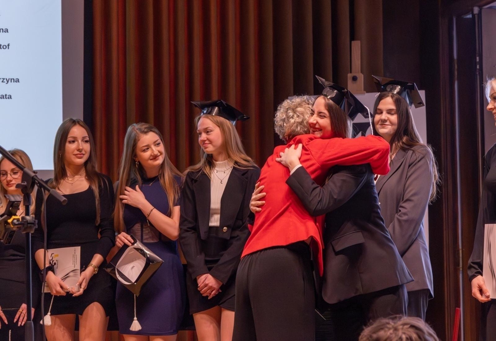 Zdjęcie w galerii na portalu naszraciborz.pl: ZSO nr 1 w Raciborzu – pożegnanie maturzystów! wiadomości z regionu