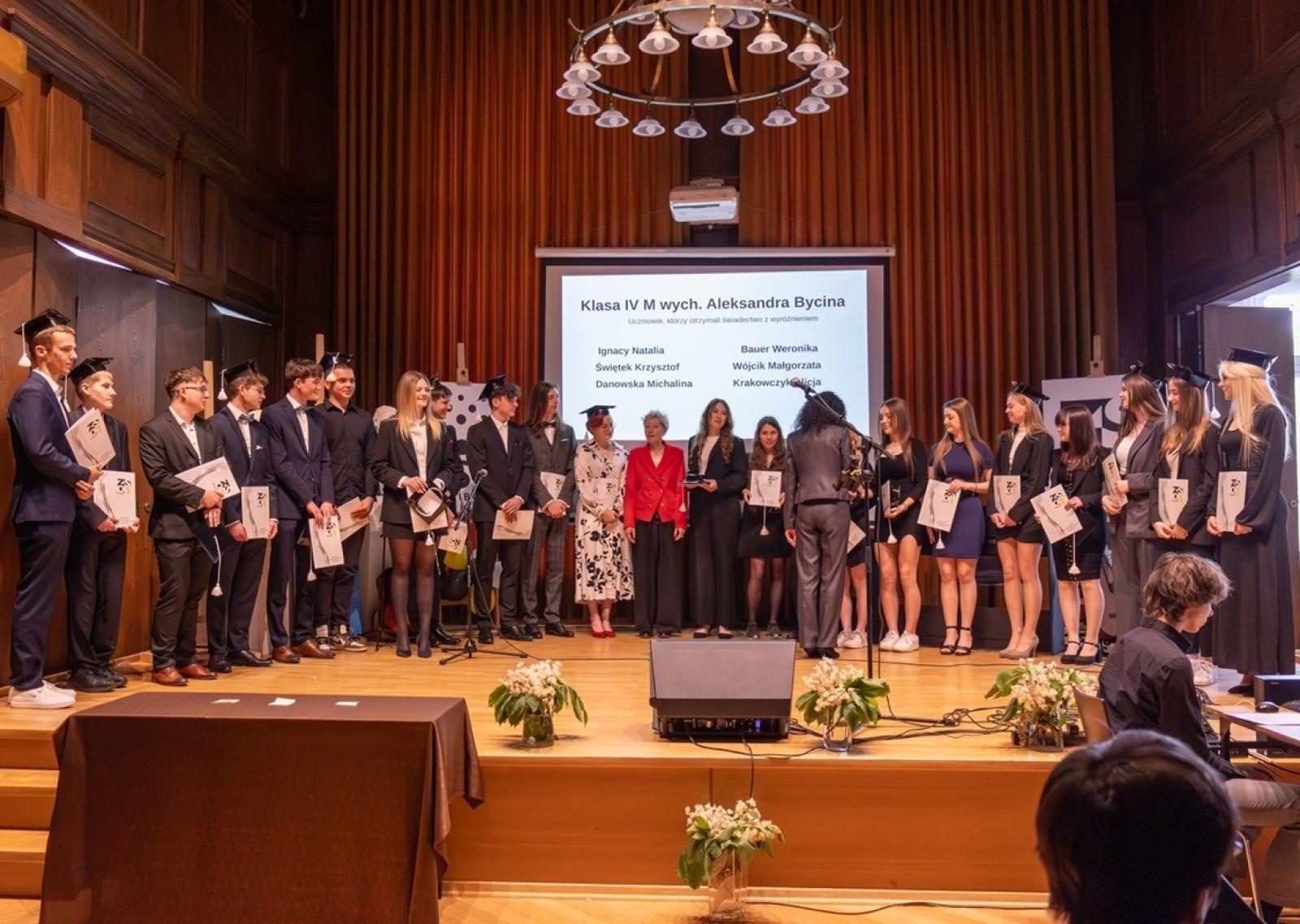 Zdjęcie w galerii na portalu naszraciborz.pl: ZSO nr 1 w Raciborzu – pożegnanie maturzystów! wiadomości z regionu