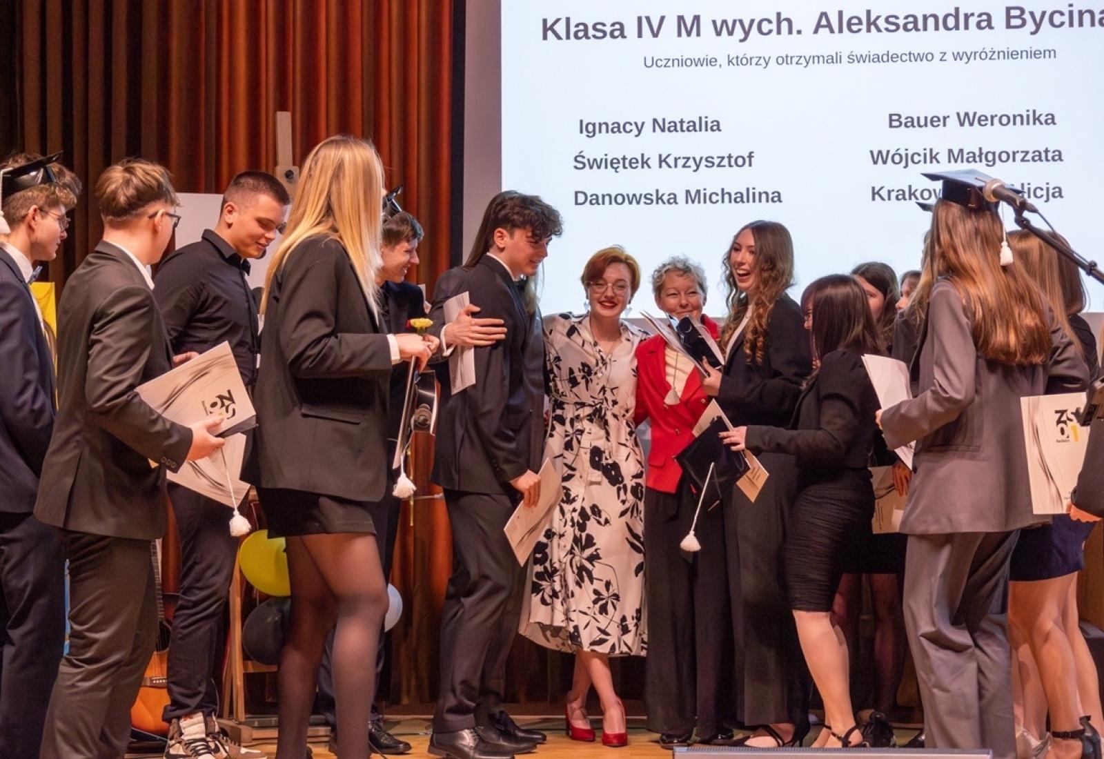 Zdjęcie w galerii na portalu naszraciborz.pl: ZSO nr 1 w Raciborzu – pożegnanie maturzystów! wiadomości z regionu