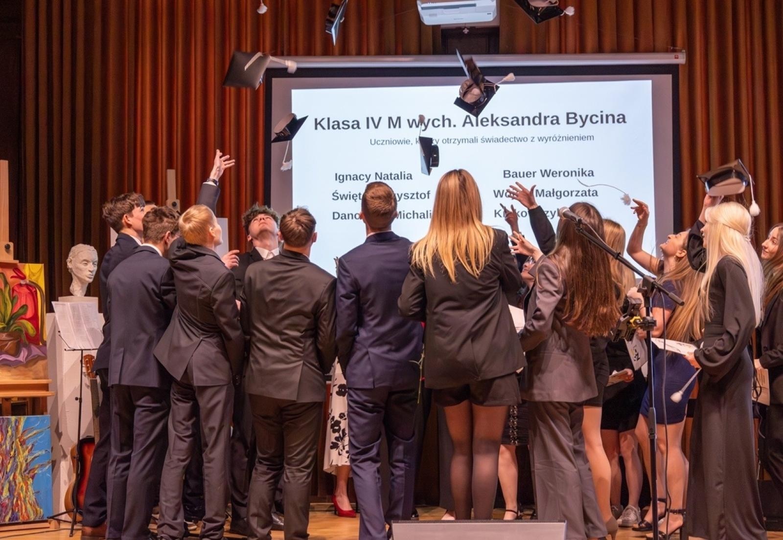 Zdjęcie w galerii na portalu naszraciborz.pl: ZSO nr 1 w Raciborzu – pożegnanie maturzystów! wiadomości z regionu