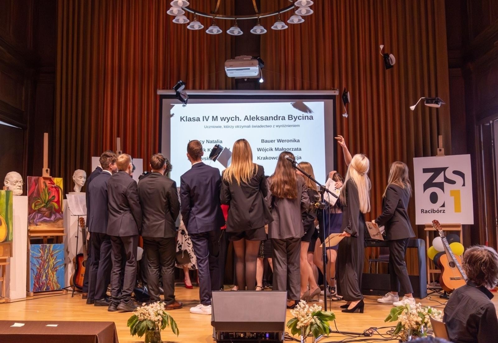 Zdjęcie w galerii na portalu naszraciborz.pl: ZSO nr 1 w Raciborzu – pożegnanie maturzystów! wiadomości z regionu