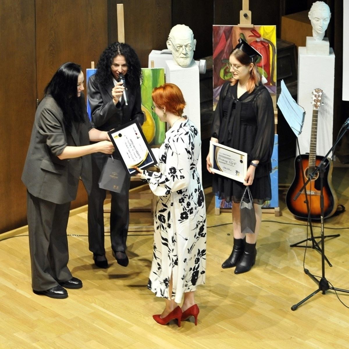 Zdjęcie w galerii na portalu naszraciborz.pl: ZSO nr 1 w Raciborzu – pożegnanie maturzystów! wiadomości z regionu