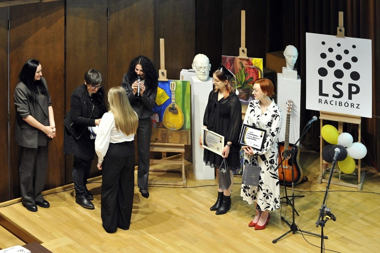 Zdjęcie w galerii na portalu naszraciborz.pl: ZSO nr 1 w Raciborzu – pożegnanie maturzystów! wiadomości z regionu