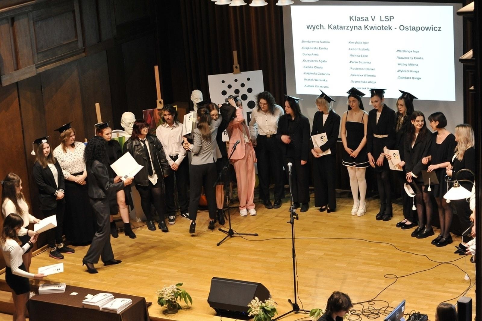 Zdjęcie w galerii na portalu naszraciborz.pl: ZSO nr 1 w Raciborzu – pożegnanie maturzystów! wiadomości z regionu