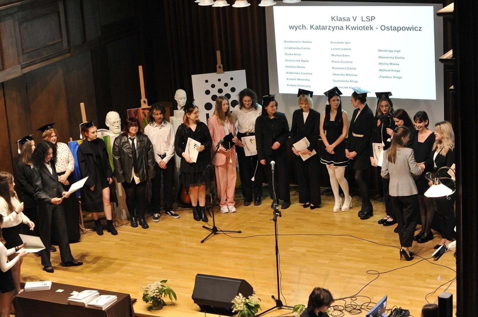 Zdjęcie w galerii na portalu naszraciborz.pl: ZSO nr 1 w Raciborzu – pożegnanie maturzystów! wiadomości z regionu